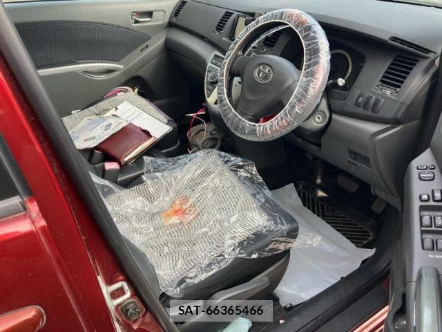 Toyota ISIS 2008-11 8829576-13