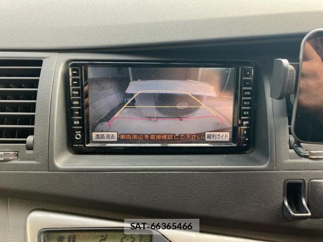 Toyota ISIS 2008-11 8829576-21