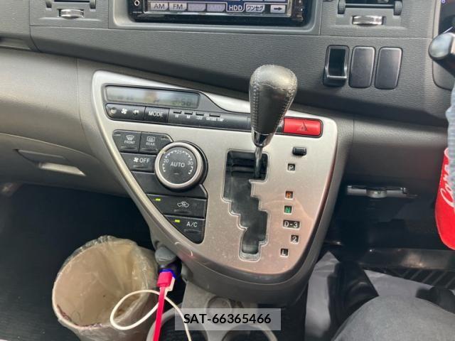 Toyota ISIS 2008-11 8829576-23