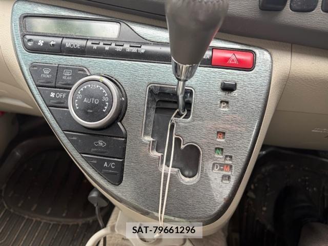 Toyota ISIS 2010-02 8829577-9