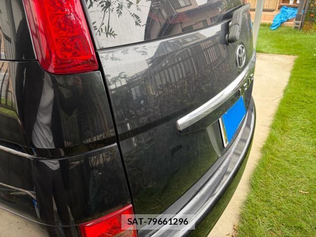 Toyota ISIS 2010-02 8829577-3