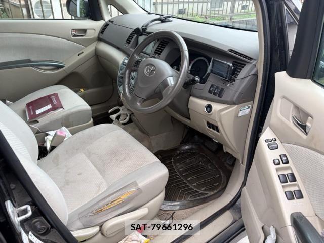 Toyota ISIS 2010-02 8829577-4