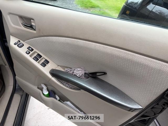 Toyota ISIS 2010-02 8829577-5