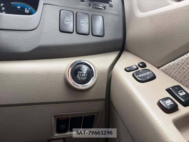 Toyota ISIS 2010-02 8829577-8