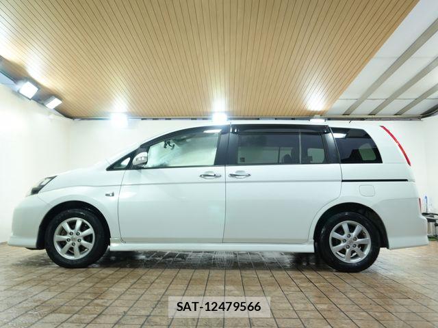 Toyota ISIS 2009-11 8829575-10