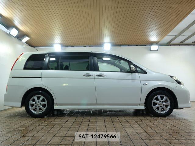 Toyota ISIS 2009-11 8829575-11
