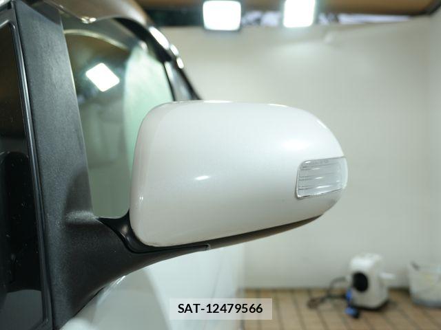 Toyota ISIS 2009-11 8829575-12