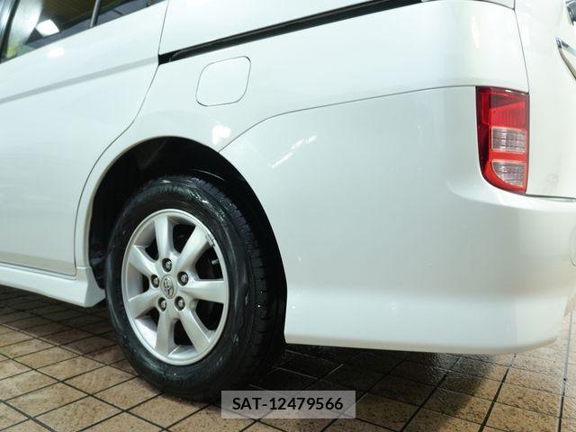Toyota ISIS 2009-11 8829575-18