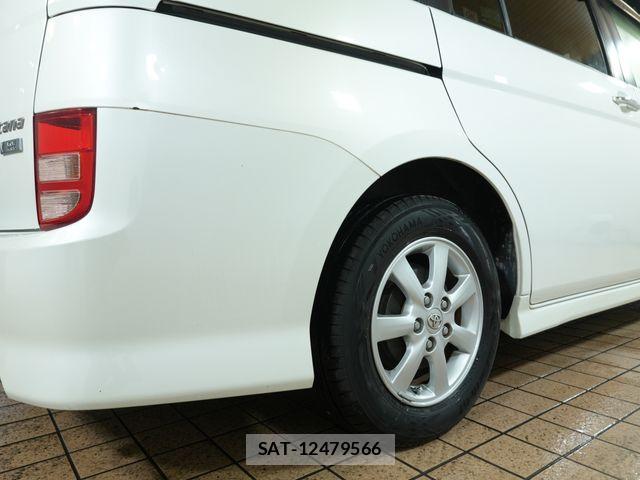 Toyota ISIS 2009-11 8829575-19