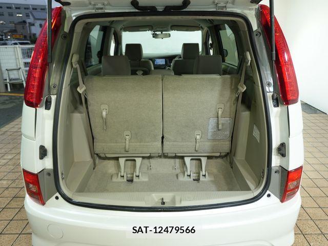 Toyota ISIS 2009-11 8829575-6