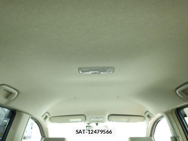 Toyota ISIS 2009-11 8829575-7