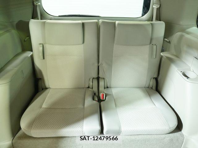 Toyota ISIS 2009-11 8829575-8