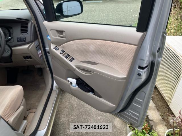Toyota ISIS 2006-03 8880184-11