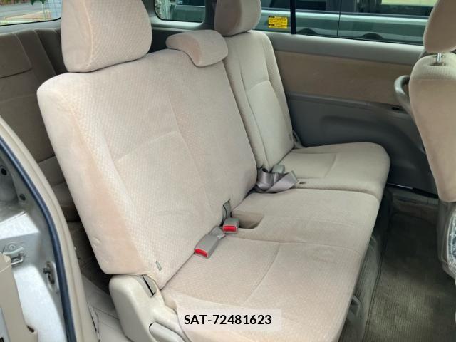 Toyota ISIS 2006-03 8880184-15