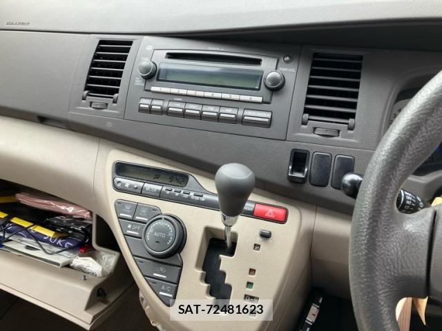 Toyota ISIS 2006-03 8880184-20