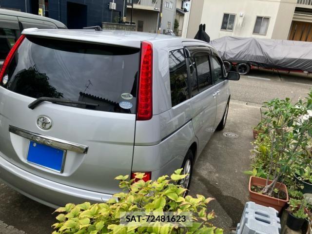 Toyota ISIS 2006-03 8880184-4
