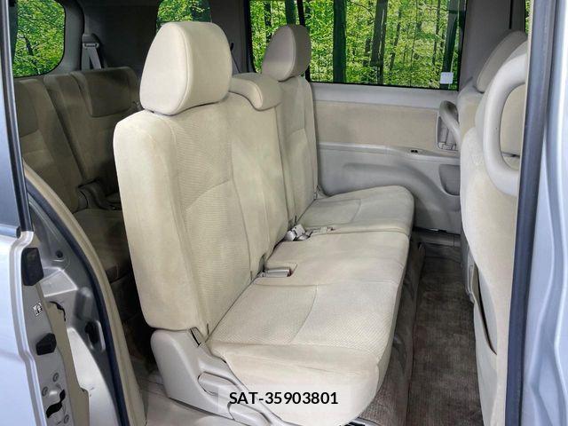 Toyota ISIS 2014-08 8883756-9
