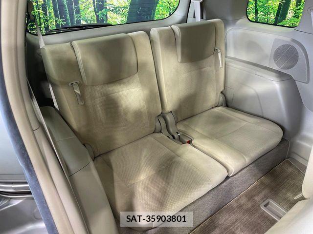 Toyota ISIS 2014-08 8883756-10