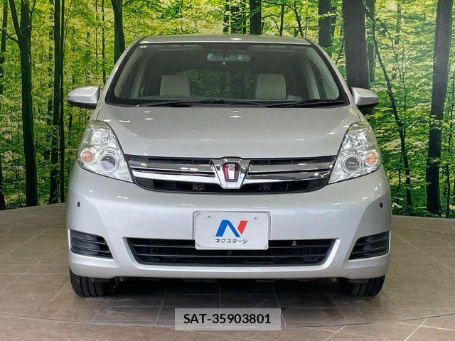 Toyota ISIS 2014-08 8883756-14