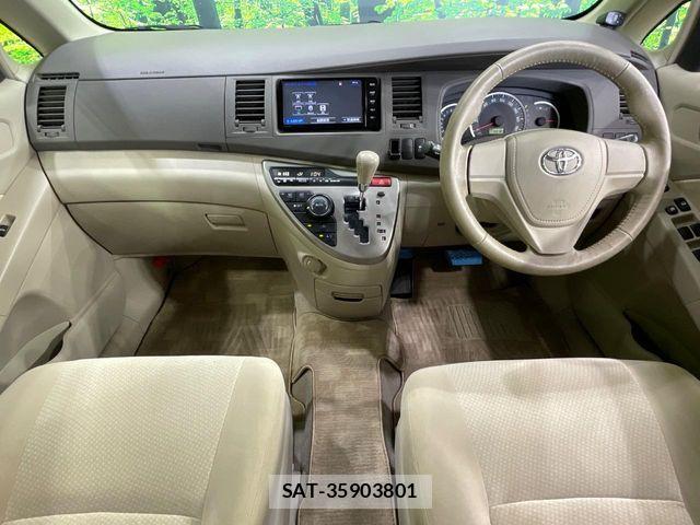 Toyota ISIS 2014-08 8883756-1