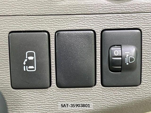 Toyota ISIS 2014-08 8883756-4