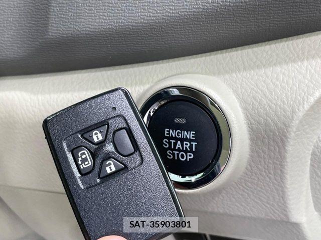 Toyota ISIS 2014-08 8883756-6
