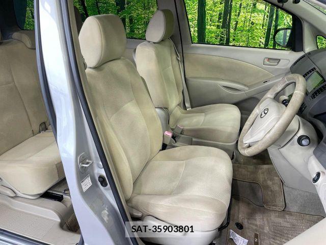 Toyota ISIS 2014-08 8883756-8