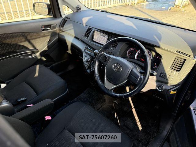 Toyota ISIS 2013-05 3375925-10