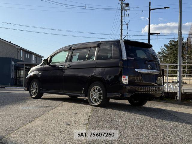 Toyota ISIS 2013-05 3375925-2