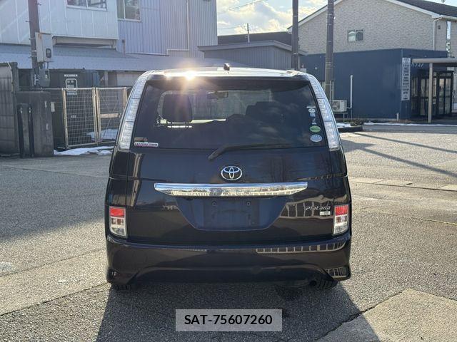 Toyota ISIS 2013-05 3375925-3