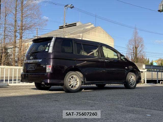 Toyota ISIS 2013-05 3375925-4