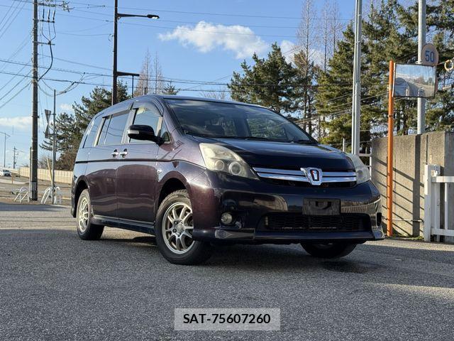 Toyota ISIS 2013-05 3375925-6