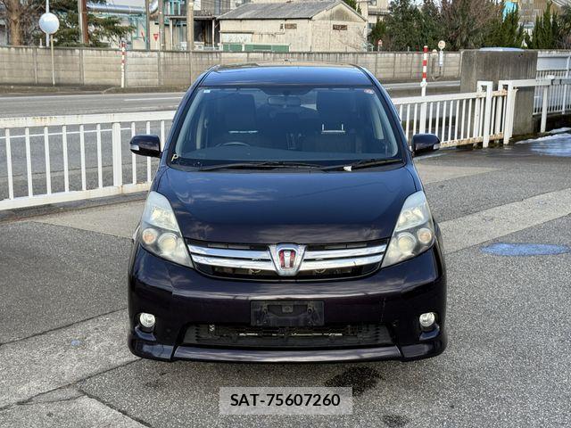 Toyota ISIS 2013-05 3375925-7