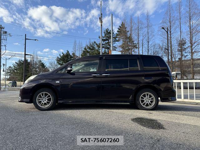 Toyota ISIS 2013-05 3375925-8