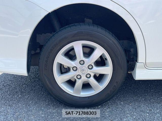 Toyota ISIS 2012-08 7219969-9