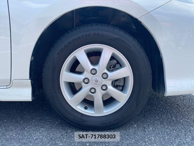 Toyota ISIS 2012-08 7219969-10