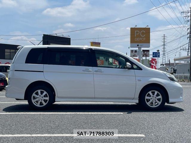 Toyota ISIS 2012-08 7219969-11