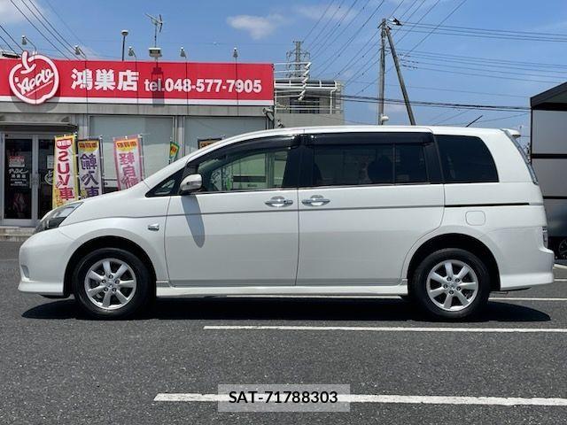 Toyota ISIS 2012-08 7219969-12