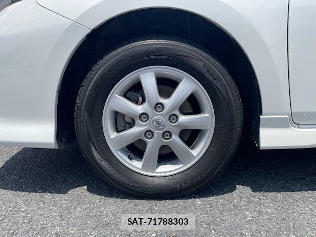 Toyota ISIS 2012-08 7219969-13