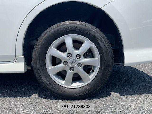 Toyota ISIS 2012-08 7219969-14