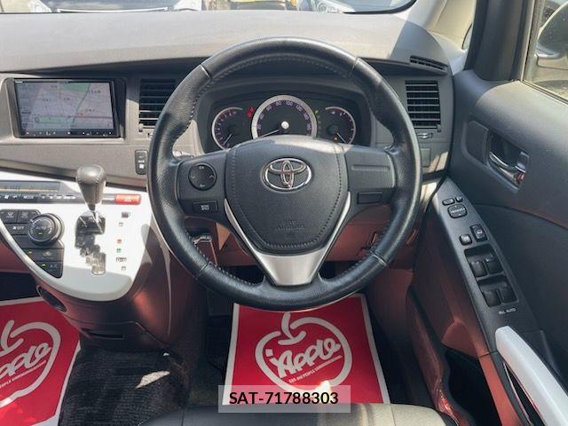 Toyota ISIS 2012-08 7219969-15