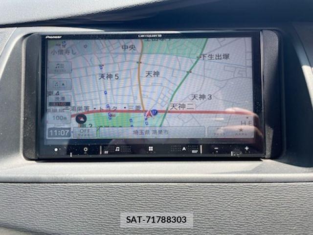 Toyota ISIS 2012-08 7219969-16