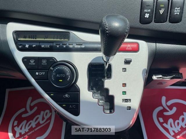 Toyota ISIS 2012-08 7219969-17