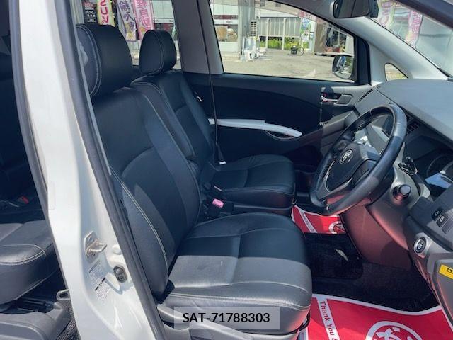 Toyota ISIS 2012-08 7219969-18