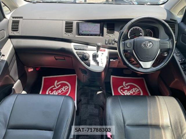 Toyota ISIS 2012-08 7219969-1