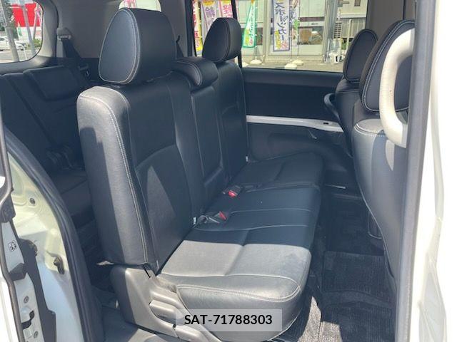 Toyota ISIS 2012-08 7219969-19