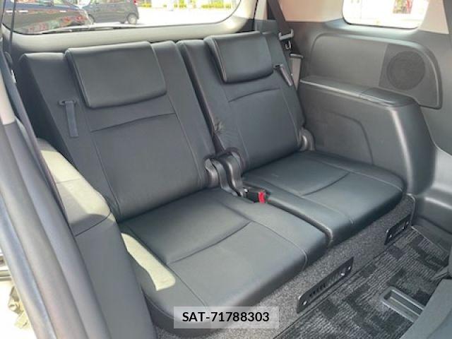 Toyota ISIS 2012-08 7219969-20