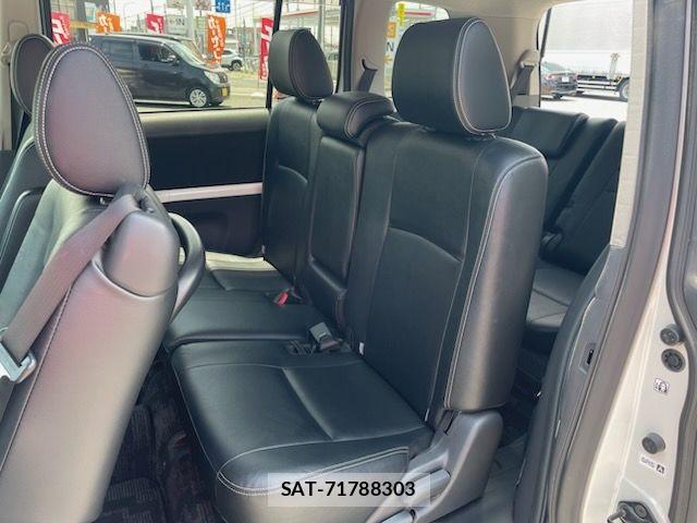 Toyota ISIS 2012-08 7219969-22