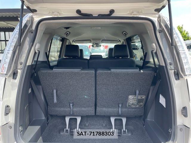 Toyota ISIS 2012-08 7219969-24