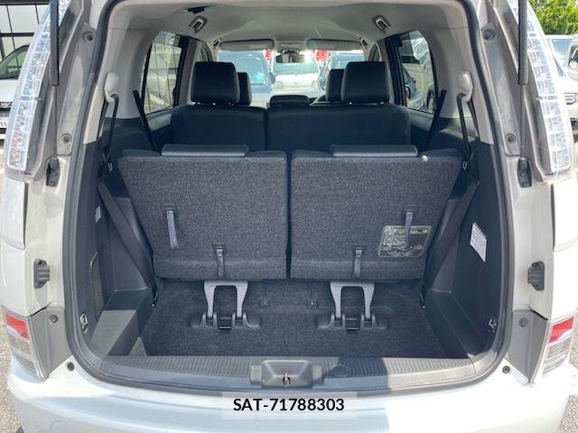 Toyota ISIS 2012-08 7219969-25